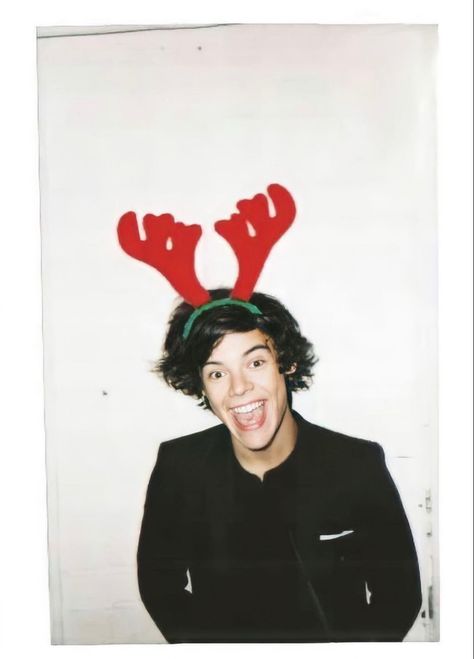 Harry Styles Christmas Wallpaper, Harry Styles Christmas, Harry Styles Icons, Harry 1d, Christmas Cover, Christmas Layouts, Stylish Winter Outfits, Harry Styles Wallpaper, Harry Styles Pictures