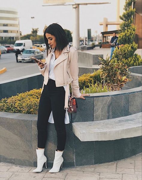 White Almond Toe Heeled Boots For Work, Outfit Botines Blancos, Zara White Casual Boots, Outfits Botas Blancas, Trendy White Ankle Combat Boots, White Leather Jacket, Beige Outfit, African Fashion Women Clothing, White Boots