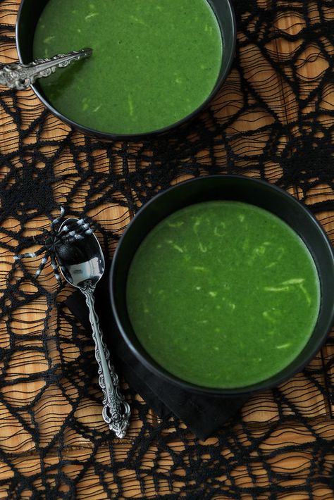 Halloween Soup, Spinach Soup Healthy, Spooky Dinner, Spinach Soup Recipe, Cheesy Spinach, Spooky Food, Wisconsin Cheese, Halloween Party Dinner, Detox Diet Plan