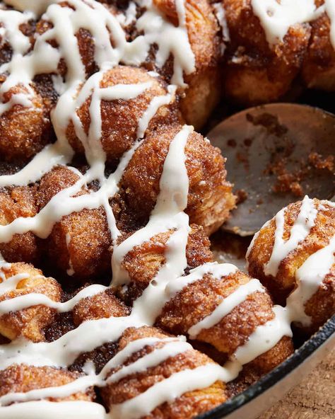 Easy Dutch Oven Monkey Bread - Bites with Bri Monkey Bread Dutch Oven, Dutch Oven Monkey Bread Camping, Dutch Oven Monkey Bread, Campfire Monkey Bread, Monkey Bread Recipe Easy, Bread Bites, Camping Foods, Monkey Bread Recipe, Pillsbury Biscuits