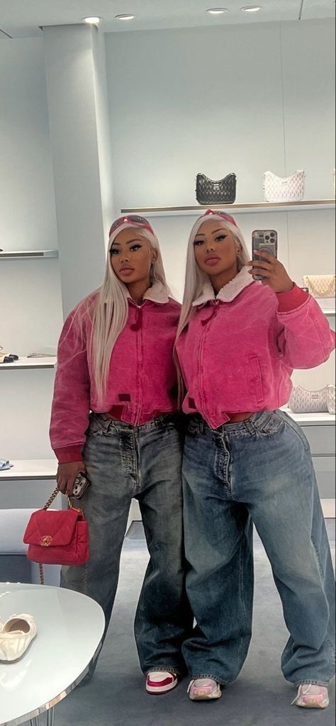 Shannade Clermont, Youtube Story, Clermont Twins, Hair Business Cards, Twin Outfits, Japan Trip, Sneakers Looks, Cute Friend Photos, Dress Up Dolls