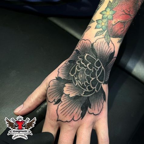 Hand Peony Tattoo, Peonie Hand Tattoos, Peony Hand Tattoo, Tattoo Birthday, Black Peony, Peony Tattoo, Peonies Tattoo, 1 Tattoo, Hand Tattoo