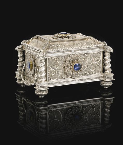 AN INDO-PORTUGUESE SILVER FILIGREE CASKET, INDIA, PROBABLY GOA, 17TH/18TH CENTURY Jewerly Boxes, Jewelry Casket, Antique Jewelry Box, Musical Box, Bottle Box, Antique Boxes, Gold Box, Pretty Box, Silver Box