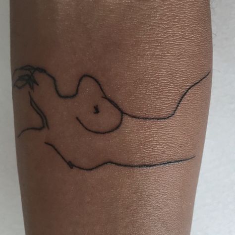 I love this- female figure tattoo Figure Tattoo, Simple Tats, Body Outline, Small Tats, Tumblr Art, All I Ever Wanted, Tattoo Life, Aesthetic Boy, Skin Art