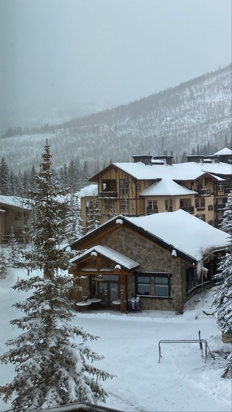 Snow Luxury Aesthetic, Snow Village Aesthetic, Winter Cabin Christmas, Winter Lodge Aesthetic, Ski Cabin Aesthetic, Christmas Cabin Aesthetic, Snow Cabins, Mate Aesthetic, Darcy Coates