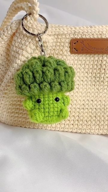 Crochet Broccoli Pattern Free, How To Crochet A Keychain, Broccoli Amigurumi, What To Crochet Ideas, Keychain Crochet Ideas, Cute Crochet Things, Crochet Broccoli, Cute Crochet Keychains, Crochet Amigurumi Keychain