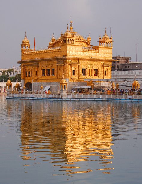 https://flic.kr/p/7iUTLE | Golden reflexion | The Golden Temple in Amritsar in northern India is the main attraction of the state of Punjab. It's a very holy place for the Sikh people, who travel here to take a bath in the surrounding lake. Golden Temple Wallpaper, Guru Nanak Wallpaper, Golden Temple Amritsar, Harmandir Sahib, Temple India, Indian Temple Architecture, Independence Day Background, West East, Religious Photos