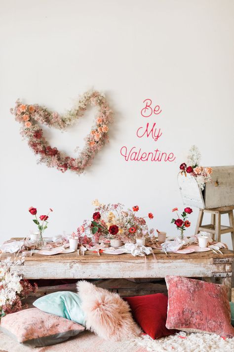 Be Mine with this Vintage Valentine's Day Party • Beijos Events Valentines Day Backdrop, Valentines Day Romantic, Boho Valentine, Ideas Valentines Day, Valentines Party Decor, Valentine Photo Shoot, Galentines Party, Romantic Room, Ideas Para Organizar