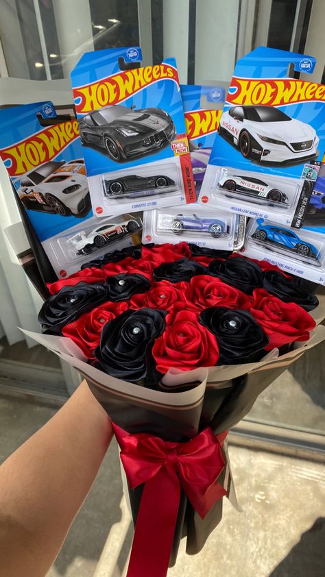 Boyfriends Birthday Ideas, Ribbon Rose Bouquets, Man Bouquet, Roses Bouquet Gift, Ribbon Flowers Bouquet, Spiderman Gifts, Boyfriend Gift Basket, Diy Bouquet Wrap, Luxury Flower Bouquets