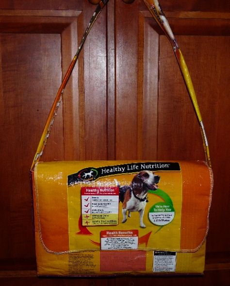 dog food sack into messenger bag. I always use mine as an "extra" trash bag, but this is a much better use in my opinion! Feed Sack Bags, Feed Bag Tote, Upcycled Bag, Feed Bags, Food Bag, Recycle Bag, Recycled Projects, Upcycle Recycle, Diy Recycle