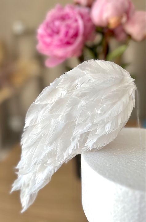 Wafer paper wings cake topper. Angel cake topper. Angel Wing Cake, Angel Wing Cake Topper, Angle Cake, Angel Wings Cake, Cake Chandelier, Gingerbread Competition, Diy Tiara, Baby Angel Wings, Diy Angel Wings