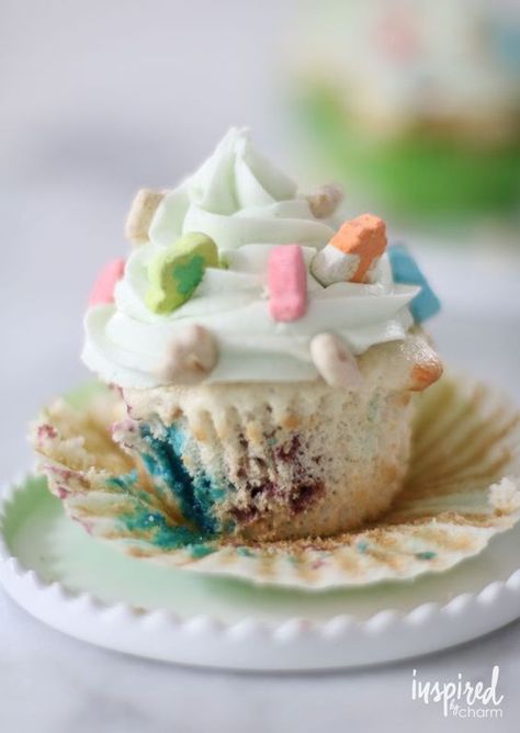 Lucky Charms Cupcakes - with lucky charms baked in the cupcake and sprinkled on top. Unique Cupcake Recipes, Lucky Charms Cupcakes, Classic Cupcake Recipe, Cupcake Recipes Unique, Lucky Charms Cereal, Magically Delicious, Unique Cupcakes, Pecan Ice Cream, Festive Desserts