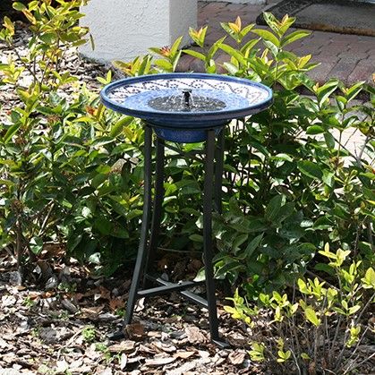 Solar Statues Fountains Solar Fountain Bird Bath, Fountain Diy, Solaire Diy, Diy Solar Fountain, Solar Bird Bath, Contemporary Backyard, Solar Powered Fountain, Solar Light Crafts, Solar Water Fountain