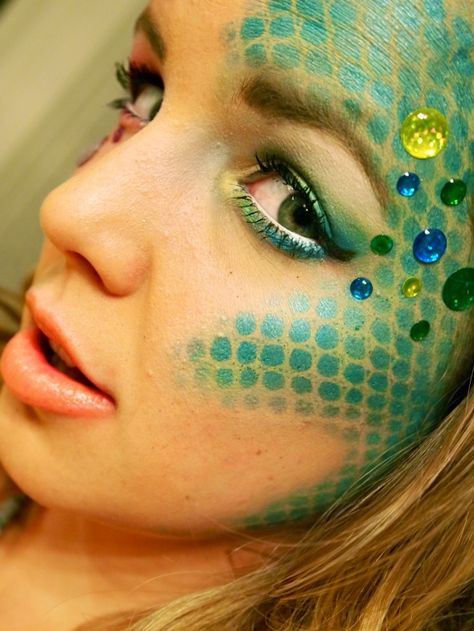 paint makeup over fish net tights to create this mermaid/sea creature look Mermaid Costume Makeup, Fish Net Tights, Sea Costume, Fantasy Make-up, Fish Makeup, Paint Makeup, Fish Costume, Net Tights, Fish Net