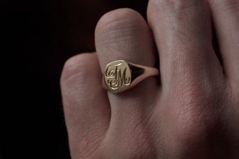 Gold Signet Ring Mens, Men Rings Gold, Unique Gold Wedding Rings, Men Signet Ring, I Love Men, Western Trail, Mens Ring Designs, Couple Ring Design, Cool Rings For Men