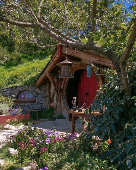 Acreage Ideas, Hobbit Homes, Hobbit Holes, Root Cellars, Witches Cottage, Earth Sheltered Homes, Casa Hobbit, Bush Craft, Earth Sheltered