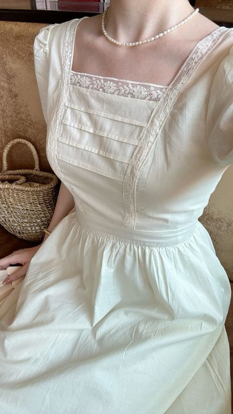 Japanese Summer Dress, Feminine Wardrobe Essentials, Winter Dresses Aesthetic, Feminine Vintage Outfits, Dress Necklines Guide, Clothes For Body Type, Romantic Dress Casual, Backless Dress Pattern, Romantic Fashion Style