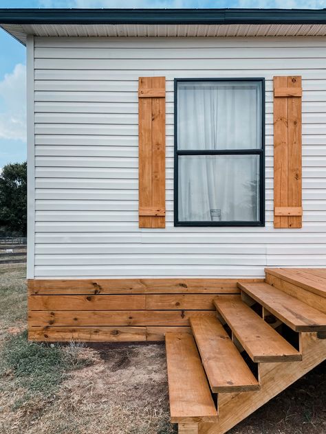 Mobile Home Skirting Options That Look Amazing Mobile Home Upgrades, Wood Skirting, Mobile Home Redo, Skirting Ideas, House Skirting, Mobile Home Skirting, Home Skirting, Mobile Home Exteriors, Mobile Home Makeovers