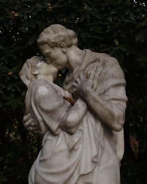 Art History Gallery on Instagram: “"The Eternal Kiss" in 📍 Friedhof Ohlsdorf in the city of Hamburg, Germany, is the biggest rural cemetery in the world and the fourth-…” Antoine Bourdelle, Cemetery Statues, Classic Sculpture, Greek Statues, Rennaissance Art, Cemetery Art, Hamburg Germany, Romantic Art, World Best Photos