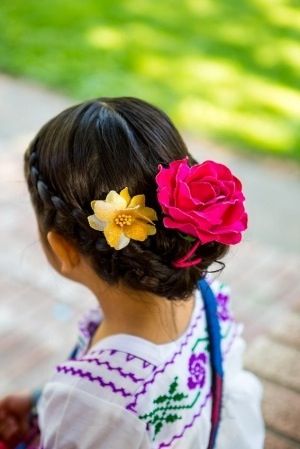 Flores Mexican Hairstyles, Kid Hair, Flowers In Her Hair, Mexican Women, Flower Girl Hairstyles, Women's Hairstyles, Mexican Wedding, Mexican Dresses, Hair Dos