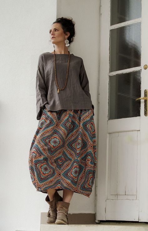 Moda Hippie Chic, Everyday Casual Outfits, Patterned Skirt, Vibrant Patterns, Fresh Outfits, Outfit Design, Cooler Look, Styl Boho, Grey Top