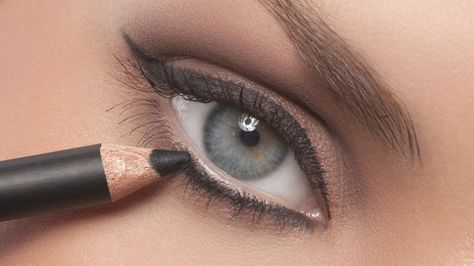 Why You Should Avoid Lining Your Lower Eyelid If You Have Smaller Eyes Lid Eyeliner, Good Makeup, White Eyeliner, Eye Liner Tricks, How To Apply Eyeliner, Lower Lashes, Large Eyes, Eyeliner Looks, Eye Pencil