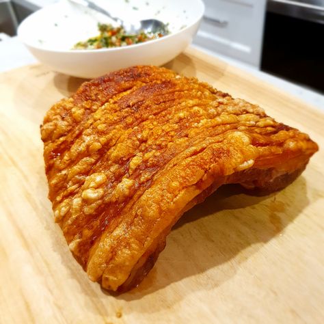 Roasted Pork Belly Crispy, Pork Belly Crackling Recipe, Roast Pork With Crackling, Crackling Pork Belly, Best Pork Crackling, Pork Belly Recipe Oven, Pork Belly Oven, Che Recipe, Pork Belly Crackling