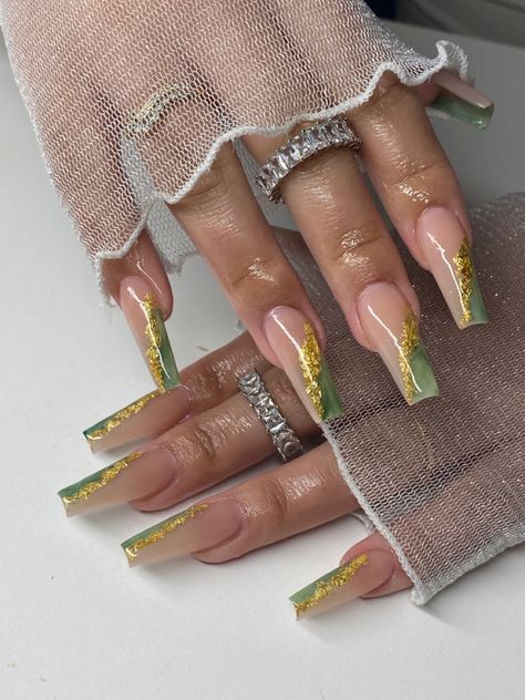 Foil Acrylic Nail Designs, Gold Coffin Nail Ideas, Acrylic Nail Designs Gold Flakes, Gold Flake Marble Nails, Gold Paper Nails, Gold Foil Nail Designs, Foil Nail Art Designs Ideas, Gold Foil Nails, Nail Foil Designs Ideas