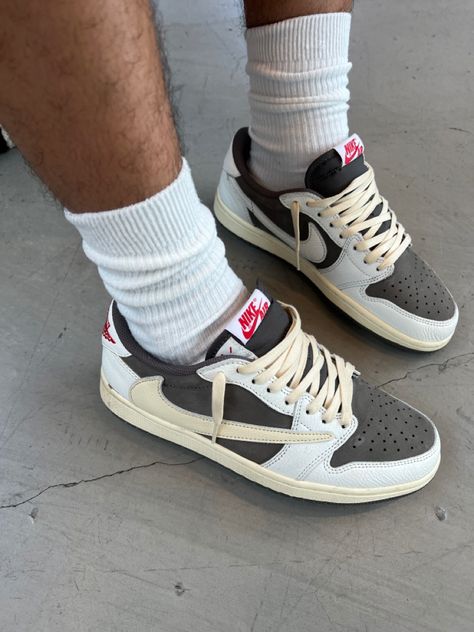 Mens Shoes Sneakers Jordans, Travis Scott Low, Reverse Mocha, Yeezy Boots, Dr Shoes, Pretty Shoes Sneakers, Shoes Outfit Fashion, Fresh Shoes, Hype Shoes