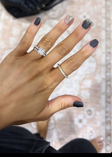 Engagement Photo Nails Ideas Fall, Nails For Formal Event Black Tie, Winter Engagement Nails, Engagement Photos Nails, Engagement Picture Nails, Proposal Nails Engagement, Nails For Engagement Pictures, Engagement Photo Nails, Engagement Nails