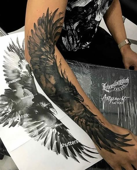 Tattoo Circle, Natur Tattoo Arm, Rabe Tattoo, Crow Tattoo Design, Circle Tattoos, Crow Tattoo, Norse Tattoo, Nordic Tattoo, Raven Tattoo