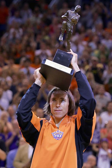 My favorite NBA player, Steve Nash of the Phoenix Suns hoisting the NBA Most Valuable Player Award Phoenix Suns Basketball, Marathon Man, Best Nba Players, Ball Aesthetic, Basketball Highlights, Nba Mvp, Basketball Is Life, Basketball Photography, Basketball Star