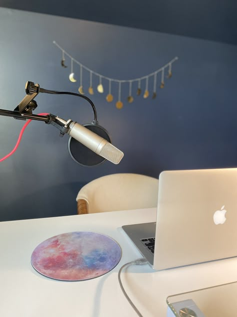 Cozy Podcast Setup, Podcast Set Up, Podcast Room Ideas, Podcast Set Design, Aesthetic Podcast, Pastel Gamer, Stream Background, Podcast Design, Podcast Setup