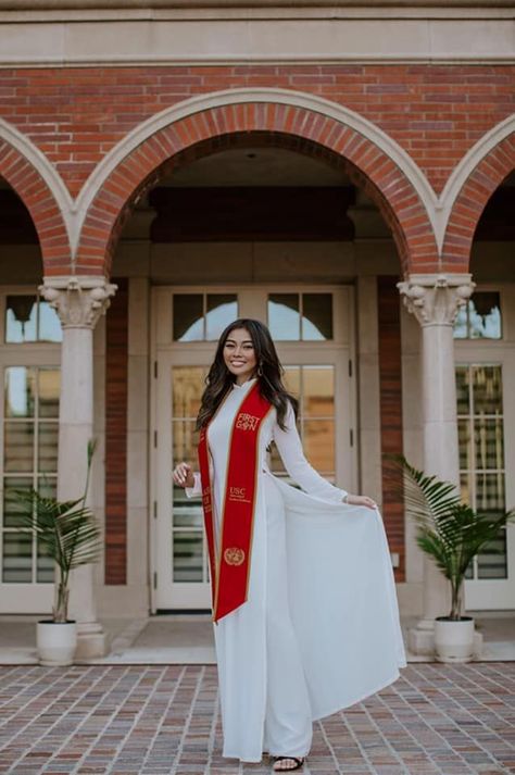 Ao Dai Graduation, Classy Graduation Dress, Graduation Dress Ideas, Graduation Shoot Ideas, Cap And Gown Pictures, Graduation Photography Poses, Graduation Poses, Graduation Picture Poses, Grad Photoshoot