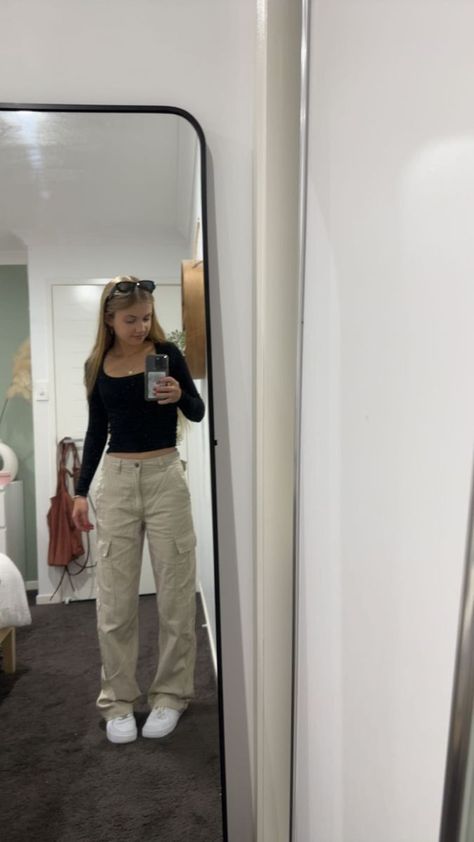 Cute Outfit Ideas with Beige Pants... Cute Fits Cargo Pants, Cute Outfits Khaki Pants, Cute Outfits With Beige Pants, Creamy Cargo Pants Outfit, Cute Fits With Cargo Pants, Outfit Ideas With Tan Cargo Pants, Tops To Wear With Cargos, Fits With Beige Pants, Outfits To Wear With Cargo Pants