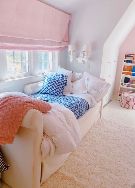 a-happy-place Teen Day Beds, Preppy Daybed Room Ideas, Preppy Room With Daybed, Daybed Aesthetic Room, Preppy Daybed, Daybed Room Ideas For Teens, Small Preppy Room, Daybed Room, Preppy Bedroom