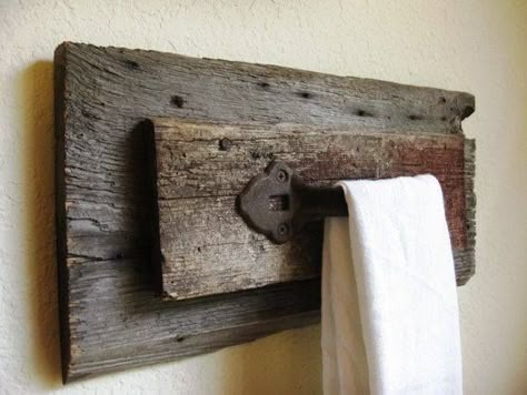 Salvaged Door, Primitive Bathrooms, Barn Wood Crafts, Barn Wood Projects, Towel Racks, Rustic Bathroom Decor, Barn Board, Rustic Bathroom, Reclaimed Barn Wood