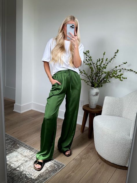 Casual Silk Pants Outfit, Silk Pants Street Style, Satin Trousers Outfit Street Styles, Silk Pajama Pants Outfit, Wide Leg Pants Outfit Green, Stain Pants Outfit, Silky Wide Leg Pants Outfit, Wide Silk Pants Outfit, Green Satin Trousers Outfit