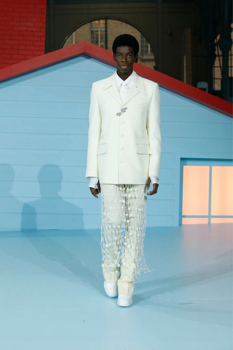 Louis Vuitton Fall 2022, Louis Vuitton Presents, High Fashion Men, Prom Inspo, Louis Vuitton Collection, Prom Outfits, Fall 2022, Louis Vuitton Men, Virgil Abloh