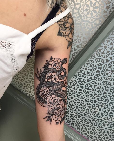 Snake and flowers added to Kendal 's arm today Snake And Flowers Tattoo, Snake And Flowers, Infected Tattoo, Inner Arm Tattoos, Epic Tattoo, Men Tattoo, Upper Arm Tattoos, Inspiration Tattoos, Tattoo Women