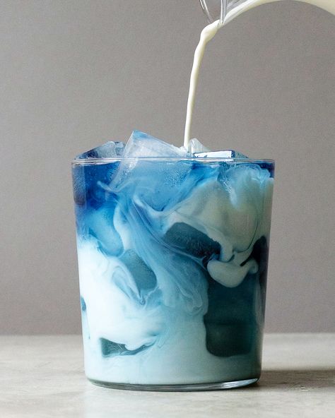 Tiffany Blue tea latte. #tiffany #tiffanyblue #butterflypea #butterflypeaflower #tealatte Butterfly Pea Flower Tea, Butterfly Pea Flower, Fancy Drinks, Butterfly Pea, Blue Food, Pea Flower, Pretty Drinks, Tea Latte, Beach Bar