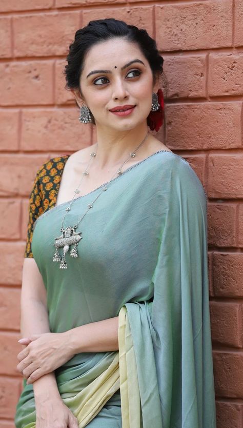 Shruti Marathe Hot, Marathi Actress In Saree, Shruti Marathe, Nivetha Pethuraj, Marathi Actress, Desi Models, Village Girl, Arabian Beauty, Hotel Bedroom