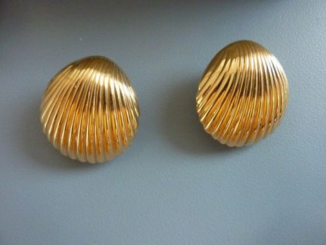 Clip Earrings Gold, Cambridge Ielts, Coconut Decoration, Shell Clip, Antique Gold Bracelet, Small Earrings Gold, Pearl Earrings Designs, Gold Earrings Models, Gold Jewelry Simple Necklace