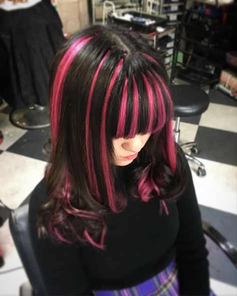 Black And Pink Hair, Pink And Black Hair, Hair Streaks, Alternative Hair, Dye My Hair, Hair Inspiration Color, Cut My Hair, Hair Inspo Color, Grunge Hair