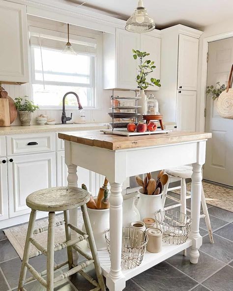 7+ Creative Small Island Ideas for Your Farmhouse Kitchen. Small White Kitchen With Island, Small Island Ideas, Creative Small Kitchen, Bright White Kitchen, Small Kitchen Island Ideas, Small White Kitchens, Small Farmhouse Kitchen, Farmhouse Kitchen Inspiration, Bakers Table