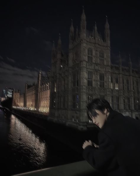 Ateez Night Photo, Ateez Bf Pics, Seonghwa Icons Dark, Seonghwa Aesthetic Wallpaper, Ateez Dark Aesthetic, Seonghwa Dark Aesthetic, London Poses, Ateez Widgets, Seonghwa Aesthetic