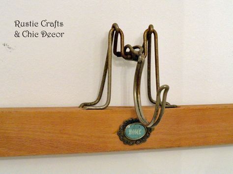 Diy Wall Hooks, Wood Coat Hanger, Key Hangers, Vintage Hangers, Wooden Coat Hangers, Hanger Crafts, Hanger Decor, Hanger Diy, Wooden Hanger