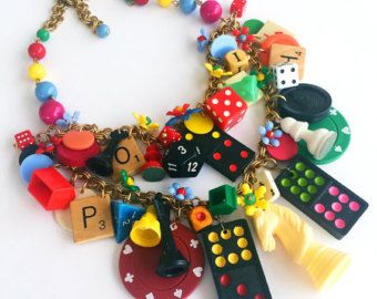 Diy Jewelry Recycled, Necklace Game, Teacher Crafts, Jewelry Assemblage, Recycled Toys, Charm Bracelet Vintage, Teacher Craft, Tatty Devine, Geek Jewelry