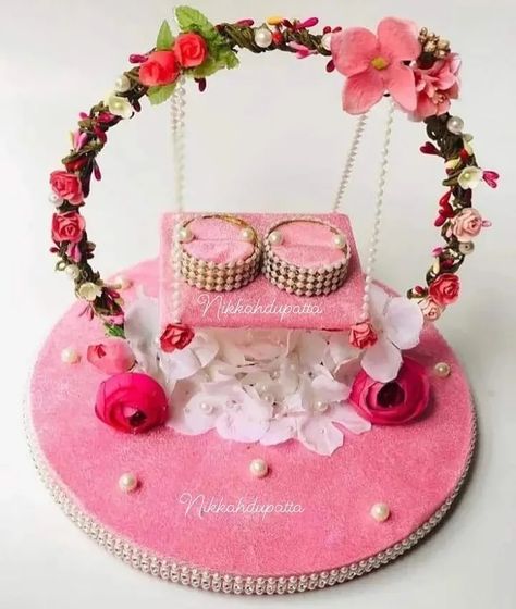 Diy Wedding Projects Craft Ideas, Diy Ring Platter, Ring Thali Decoration, Ring Plate Decoration Engagement, Engagement Thali Decoration Ideas, Engagement Platter Ideas, Ring Platter Engagement Diy, Engagement Plate Decoration Indian, Wedding Ring Pillow Diy