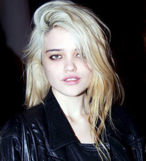 Bleach blonde Sky Ferreira Hair, Sky Ferreira, Alice In Chains, Model Aesthetic, Lost Girl, Soft Grunge, Hollywood Celebrities, Celebrity Gossip, Hair Inspo